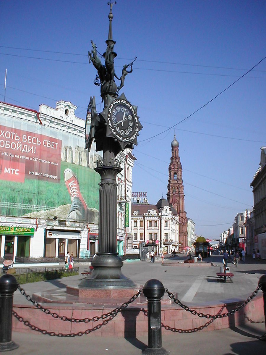 Бронзовые часы на улице Баумана